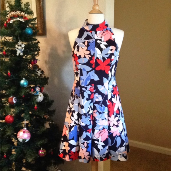 Vince Camuto Dresses & Skirts - NWT Vince Camuto high neck floral dress. Adorable!
